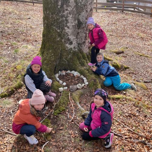 Kleine Künstler im Buchenwald